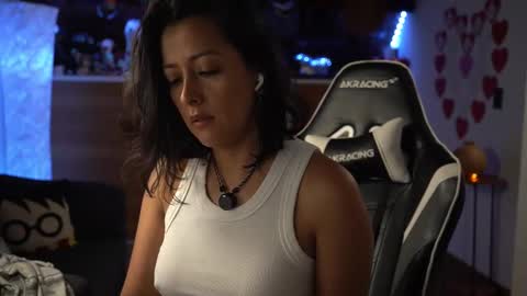 Snapshot of tiny_panther chatting on 02-13-25, 07:10 Ana Molly online show from 02-13-25, 07:10