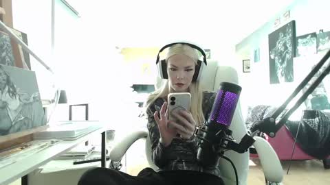 stage Kylie Sinner  brand CLITBAIT online show from 01-24-25, 07:28