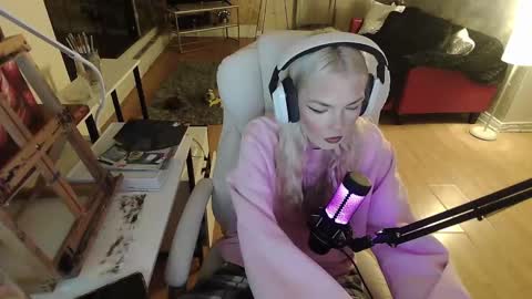 stage Kylie Sinner  brand CLITBAIT online show from 01-28-25, 12:05