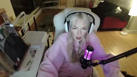 stage Kylie Sinner  brand CLITBAIT online show from 01-28-25, 03:15