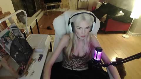 stage Kylie Sinner  brand CLITBAIT online show from 02-02-25, 04:48