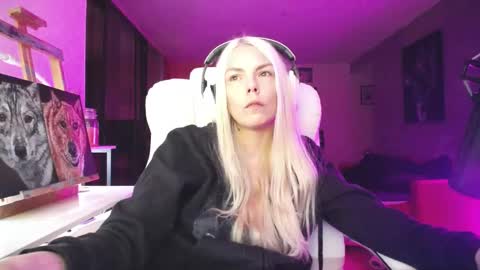 stage Kylie Sinner  brand CLITBAIT online show from 10-13-25, 08:25