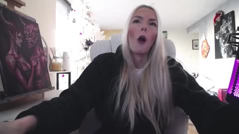 stage Kylie Sinner  brand CLITBAIT online show from 12-17-25, 08:26