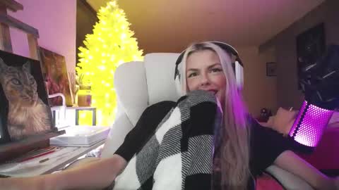 Snapshot of tinykylie chatting on 01-18-26, 08:07 stage Kylie Sinner brand CLITBAIT online show from 01-18-26, 08:07