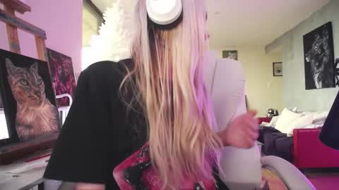 Snapshot of tinykylie chatting on 01-18-26, 08:12 stage Kylie Sinner brand CLITBAIT online show from 01-18-26, 08:12