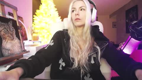 Snapshot of tinykylie chatting on 02-02-26, 10:30 stage Kylie Sinner brand CLITBAIT online show from 02-02-26, 10:30