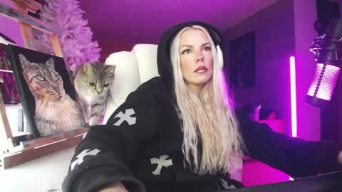 Snapshot of tinykylie chatting on 02-07-26, 02:15 stage Kylie Sinner brand CLITBAIT online show from 02-07-26, 02:15