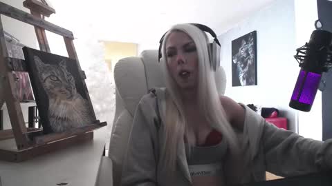 Snapshot of tinykylie chatting on 02-07-26, 04:22 stage Kylie Sinner brand CLITBAIT online show from 02-07-26, 04:22