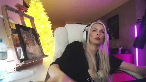 Snapshot of tinykylie chatting on 02-10-26, 08:29 stage Kylie Sinner brand CLITBAIT online show from 02-10-26, 08:29