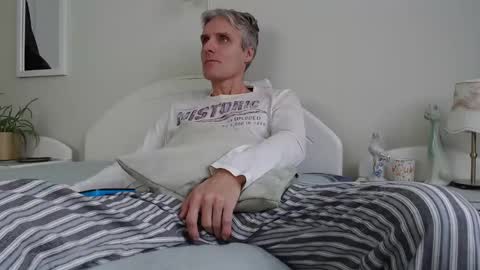 Daniel Bisexual uncut 20cm online show from 12-24-24, 08:55