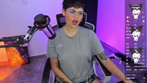 Snapshot of tokyo_uwu chatting on 11-22-25, 12:31 sofi 3 online show from 11-22-25, 12:31