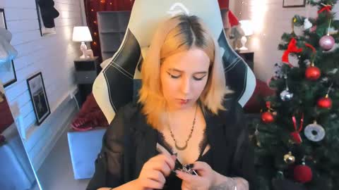 Tolli Moll online show from 12-14-24, 04:09