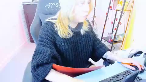 Tolli Moll online show from 12-27-24, 03:26