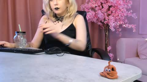 Tolli Moll online show from 01-31-25, 12:07