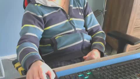 Snapshot of tomin3m chatting on 03-02-25, 08:05 tomin3m online show from 03-02-25, 08:05