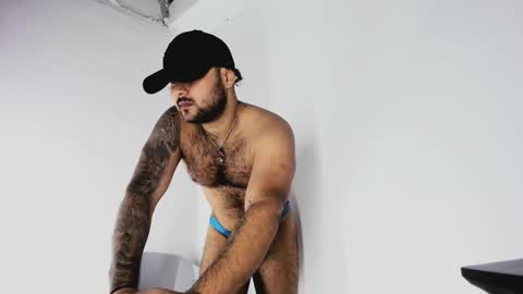 Snapshot of tommy_sccott chatting on 10-25-25, 01:35 tommy_sccott online show from 10-25-25, 01:35