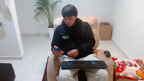 Snapshot of tomy337271 chatting on 12-17-25, 12:55 tomy337271 online show from 12-17-25, 12:55