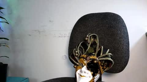 Enzo Moretti online show from 11-18-25, 01:44