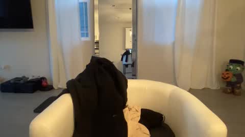 Snapshot of toskisha16 chatting on 10-22-25, 12:55 ASH online show from 10-22-25, 12:55