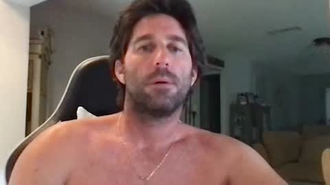 Snapshot of traviskenn chatting on 10-29-25, 06:42 TravisKenn online show from 10-29-25, 06:42