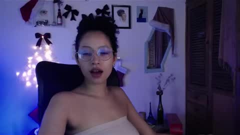 Snapshot of treasuresz chatting on 12-26-24, 09:37 Emily online show from 12-26-24, 09:37