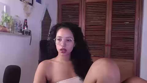 Snapshot of treasuresz chatting on 09-09-25, 01:43 Emily online show from 09-09-25, 01:43
