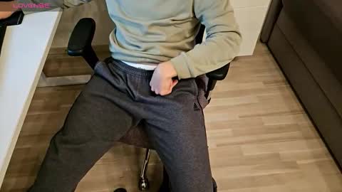 Snapshot of tree1989 chatting on 11-16-25, 07:41 tree1989 online show from 11-16-25, 07:41