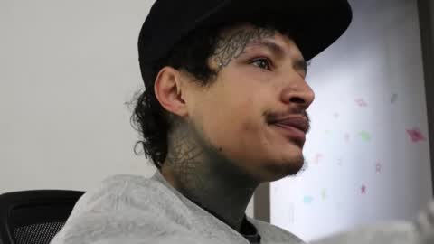 Snapshot of trieone chatting on 10-20-25, 12:05 - trieone online show from 10-20-25, 12:05