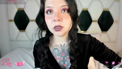 Snapshot of trinity_moss chatting on 01-31-26, 07:11 Trinity online show from 01-31-26, 07:11