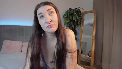 Mia online show from 10-07-25, 06:10