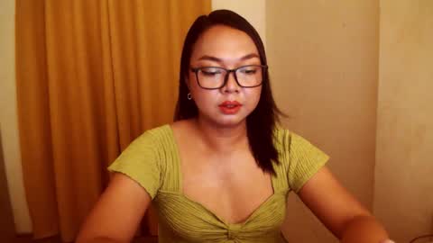 Snapshot of trishakera chatting on 11-19-25, 11:43 trisha online show from 11-19-25, 11:43