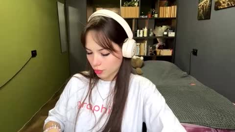 Snapshot of troyalshouse chatting on 12-16-25, 07:57 Alice online show from 12-16-25, 07:57