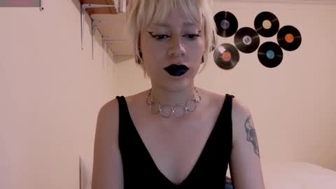 Snapshot of tryp666 chatting on 10-11-25, 09:02 Cait online show from 10-11-25, 09:02