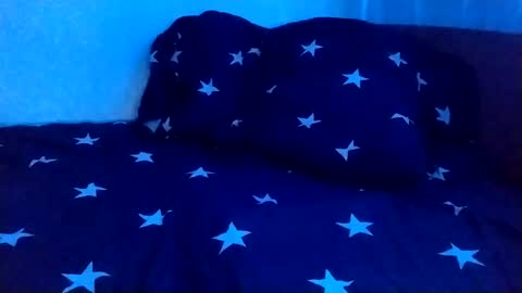 Snapshot of trypophob1a chatting on 12-31-24, 12:32 Emilum online show from 12-31-24, 12:32