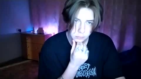 Snapshot of trypophob1a chatting on 02-02-25, 11:42 Emilum online show from 02-02-25, 11:42