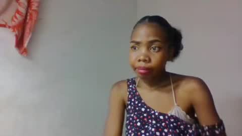 Snapshot of tsaralaza chatting on 10-13-25, 03:23 tsaralaza online show from 10-13-25, 03:23