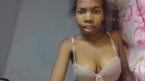 Snapshot of tsaralaza chatting on 10-19-25, 11:11 tsaralaza online show from 10-19-25, 11:11