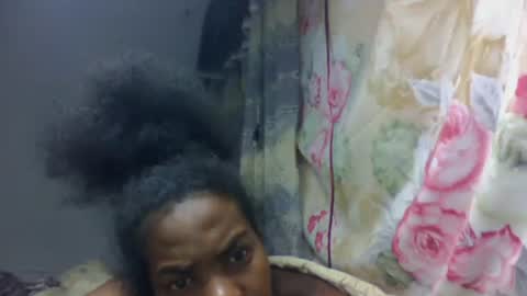 Snapshot of tsaralaza chatting on 10-21-25, 02:01 tsaralaza online show from 10-21-25, 02:01