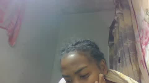 Snapshot of tsaralaza chatting on 10-25-25, 02:35 tsaralaza online show from 10-25-25, 02:35