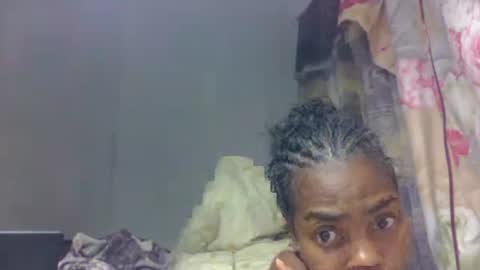 Snapshot of tsaralaza chatting on 10-29-25, 02:30 tsaralaza online show from 10-29-25, 02:30