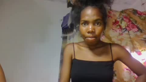 Snapshot of tsaralaza chatting on 11-15-25, 06:55 tsaralaza online show from 11-15-25, 06:55