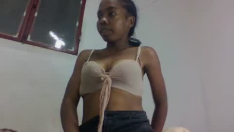 Snapshot of tsaralaza chatting on 11-19-25, 07:03 tsaralaza online show from 11-19-25, 07:03