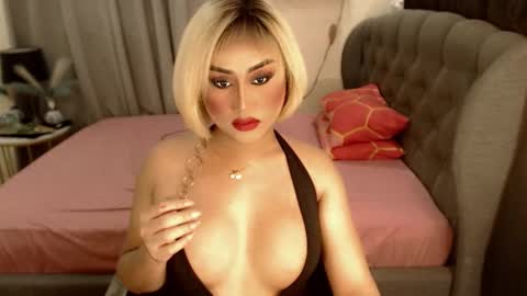 Snapshot of tshugescock chatting on 10-14-25, 01:28 SEDUCTIVEmistresCUMS online show from 10-14-25, 01:28