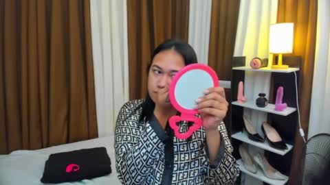 Karen Oquio online show from 10-12-25, 04:44