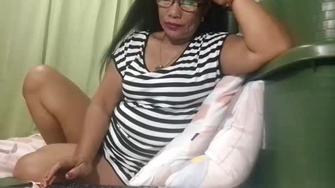 Snapshot of tuchmegently chatting on 10-22-25, 11:59 Mae online show from 10-22-25, 11:59