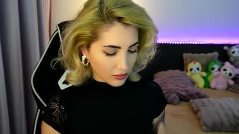 Snapshot of tweety_twist chatting on 12-18-25, 09:32 MayCarrey online show from 12-18-25, 09:32