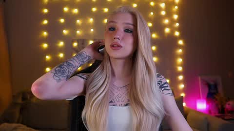 Snapshot of twiinkie_pie chatting on 01-14-25, 04:18 Maria 3 online show from 01-14-25, 04:18