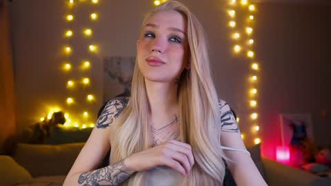 Snapshot of twiinkie_pie chatting on 02-04-25, 04:50 Maria 3 online show from 02-04-25, 04:50