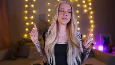 Snapshot of twiinkie_pie chatting on 02-17-25, 03:31 Maria 3 online show from 02-17-25, 03:31
