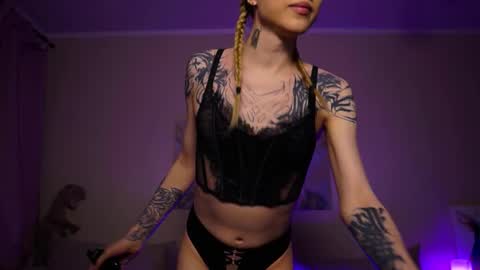Snapshot of twiinkie_pie chatting on 09-23-25, 05:38 Maria 3 online show from 09-23-25, 05:38